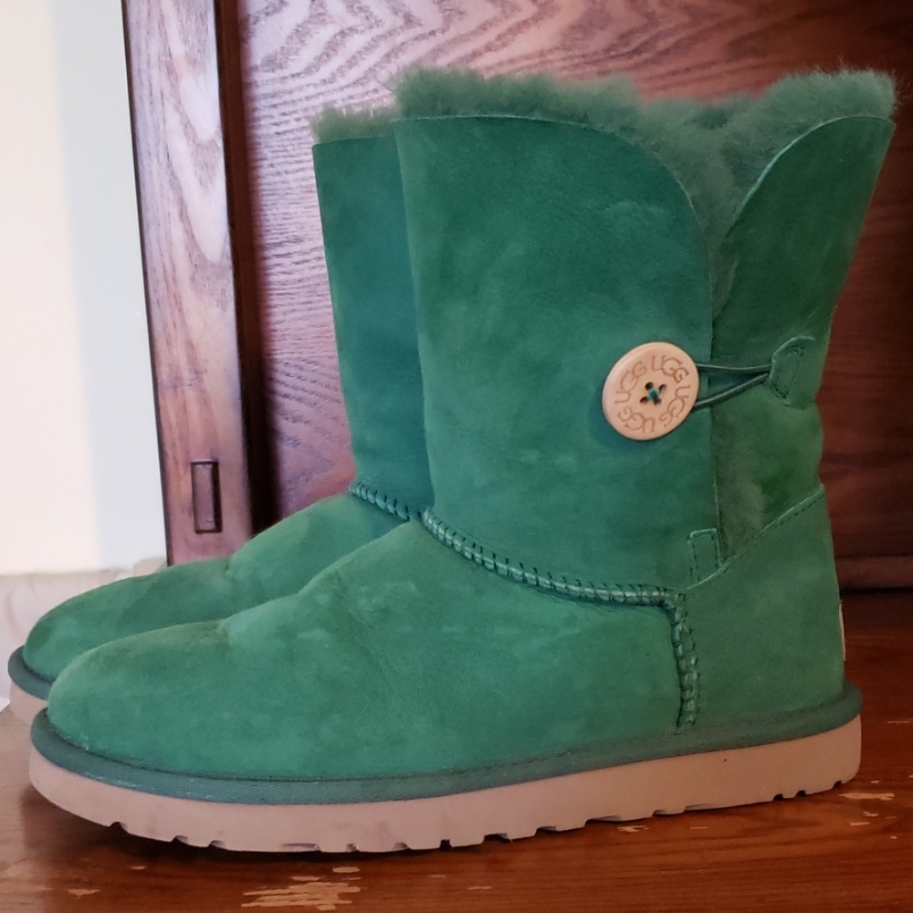 UGG Bailey Button